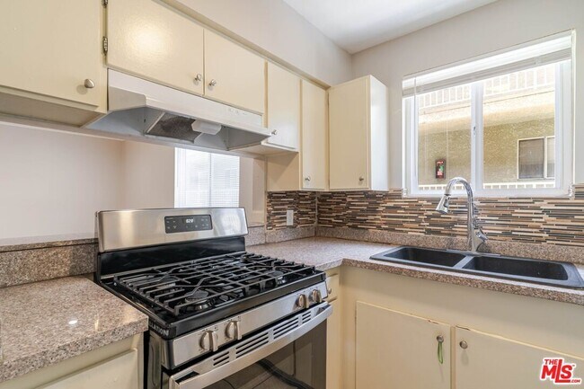 Building Photo - 10900 Blix St