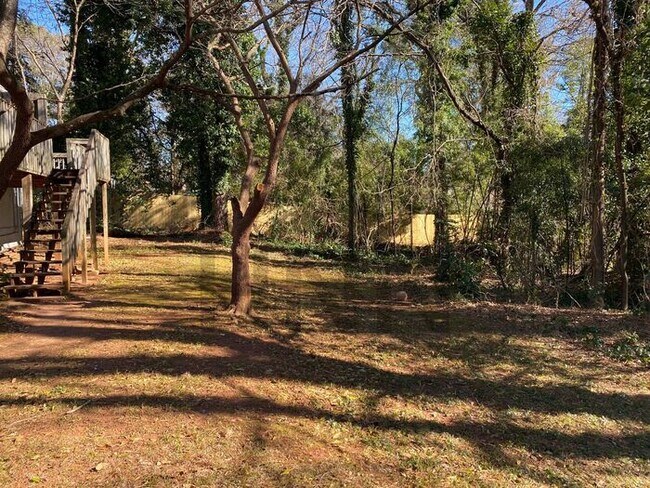 Building Photo - Spacious 2 Bedroom Terrace Level Apartment