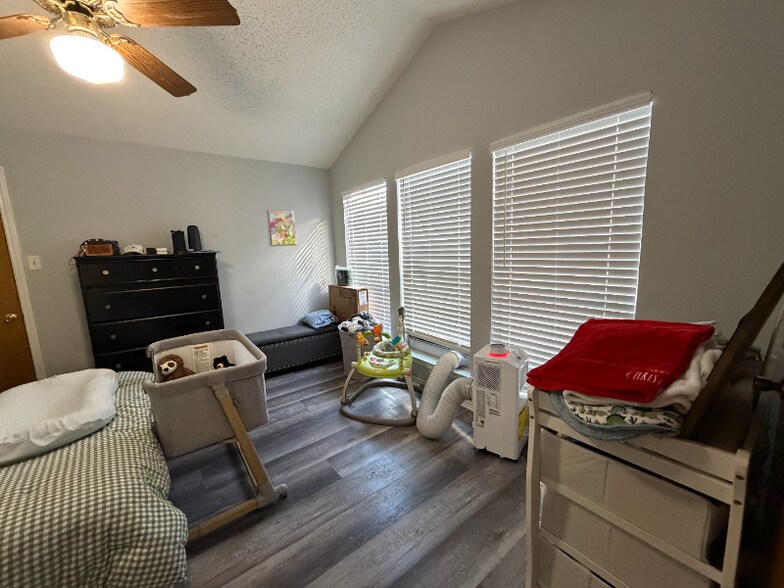 Building Photo - 524 Oakridge Dr