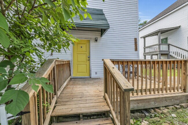 Building Photo - Sleek Highland Park Unit – Great Location,...