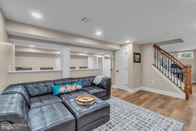 Building Photo - 9 Chadwell Ct