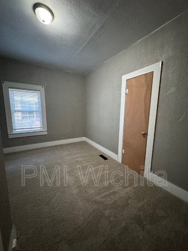 Building Photo - 257 N Poplar Ave