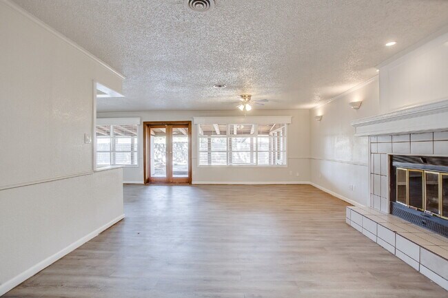 Building Photo - Large 4 bedroom!
