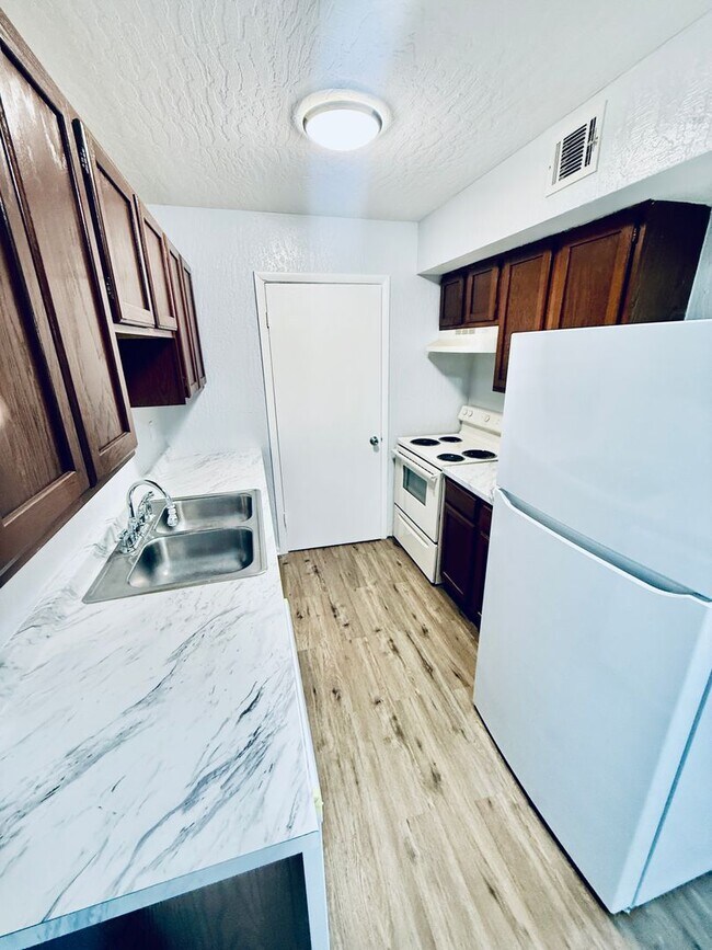 Building Photo - Low-Maintenance 2 Bedroom Condo with Modern Comforts