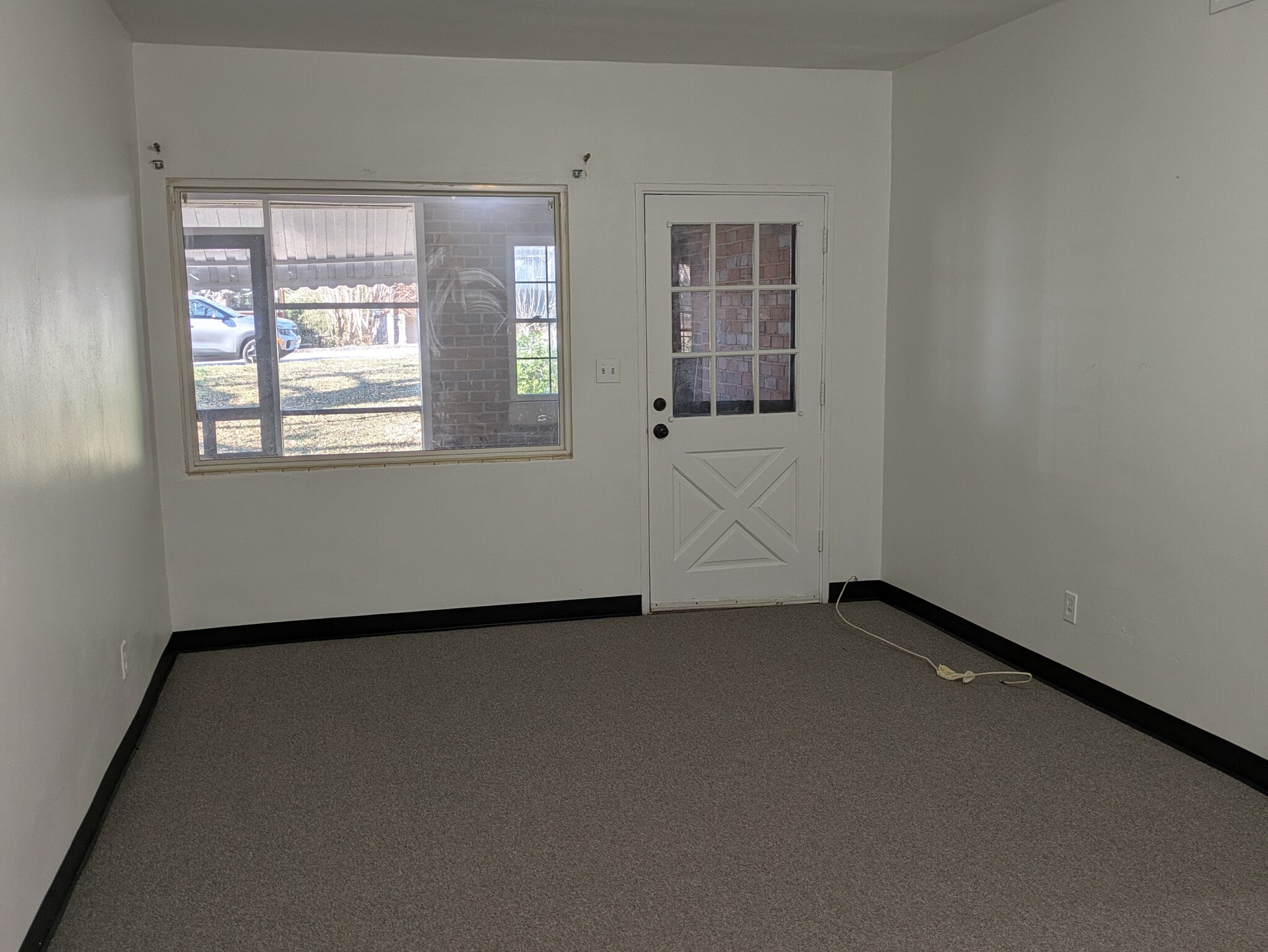 living rm toward street - 184 Garden Ln