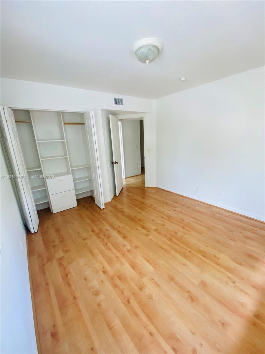 Building Photo - 2433 Pasadena Way