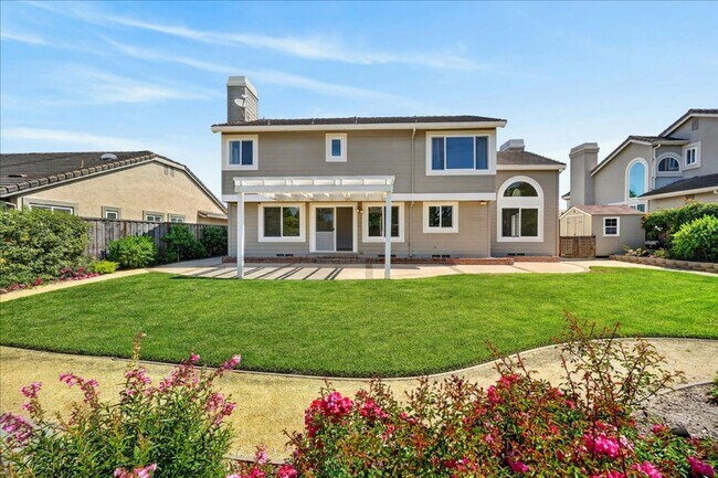 Building Photo - Toro Sunshine Expansive 4 Bed/ 3 Bath Home!