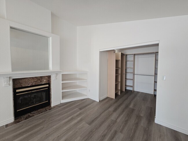 Building Photo - 1612 N Torrey Pines Dr
