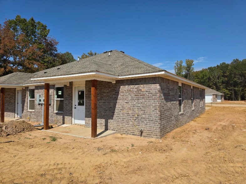 Building Photo - 108 P St