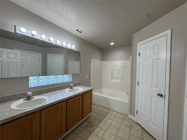 Building Photo - 539 Royal Ridge Dr