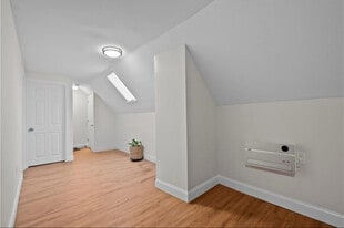 Building Photo - 45 Melrose Ave