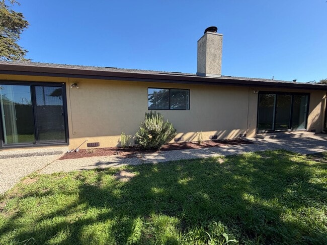 Building Photo - Lovely home in Marina available NOW!