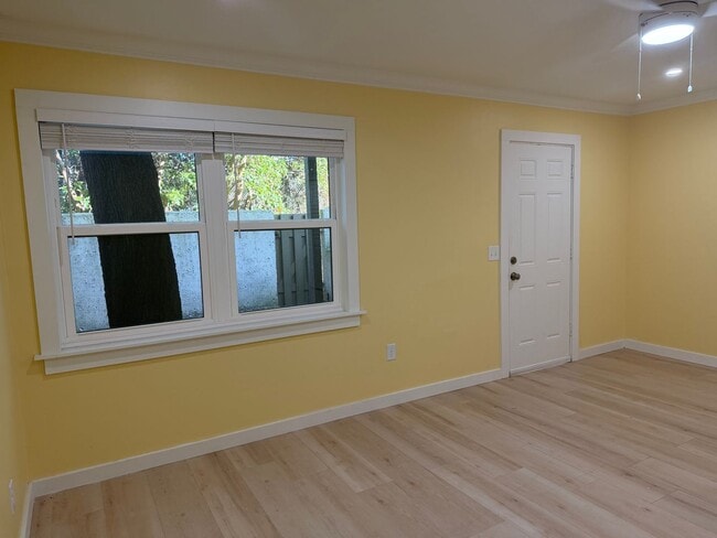 Building Photo - Updated Townhouse on the North End of Hilton Head