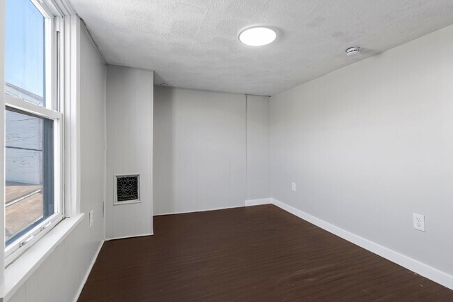 Building Photo - 113 River Ave