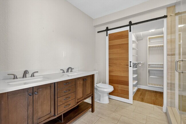 Building Photo - 541 40th Ave NE