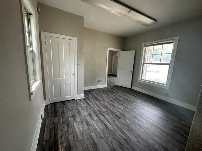 Building Photo - Remodeled 4-Bedroom, 1-Bathroom Home with Large Garage – $1,550/Month | Accepting Section 8