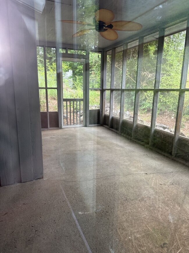 Building Photo - $1,600 - Beautiful 3 Bedroom 2 Bathroom Home Now Available!