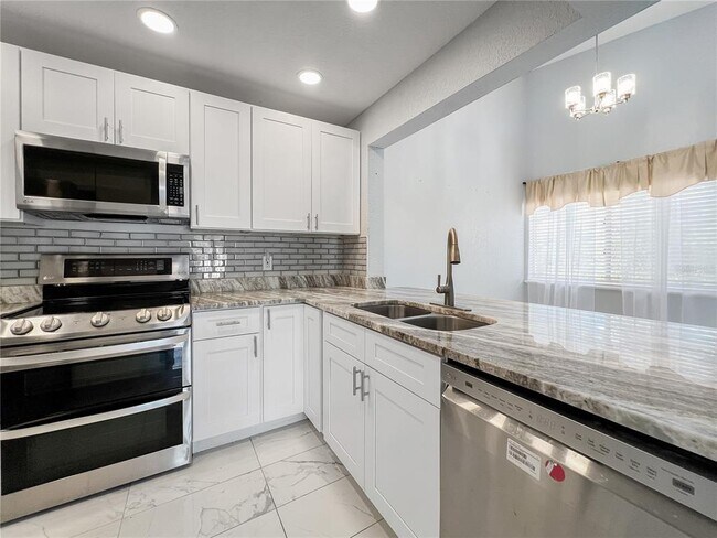 Building Photo - 2482 Lakeway Branch Dr