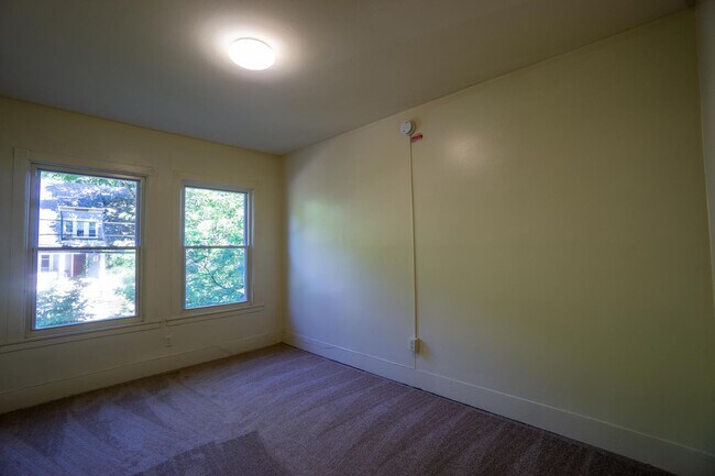 Building Photo - AVAILABLE 8/1/26  3 Story Townhouse On Qui...