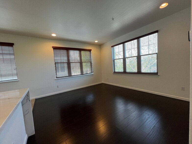 Building Photo - 357 Destino Cir