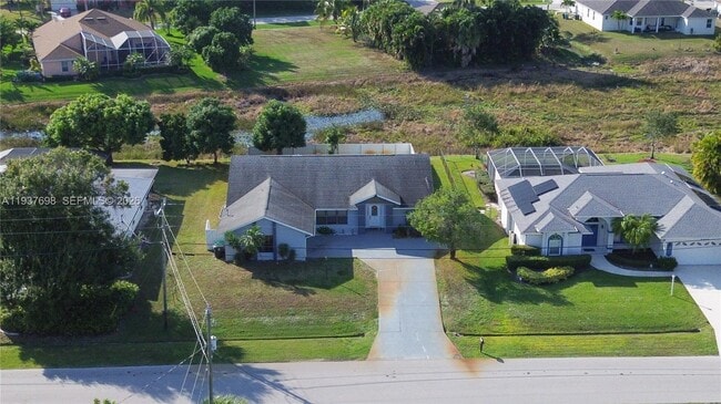 Building Photo - 5402 NW Emblem St