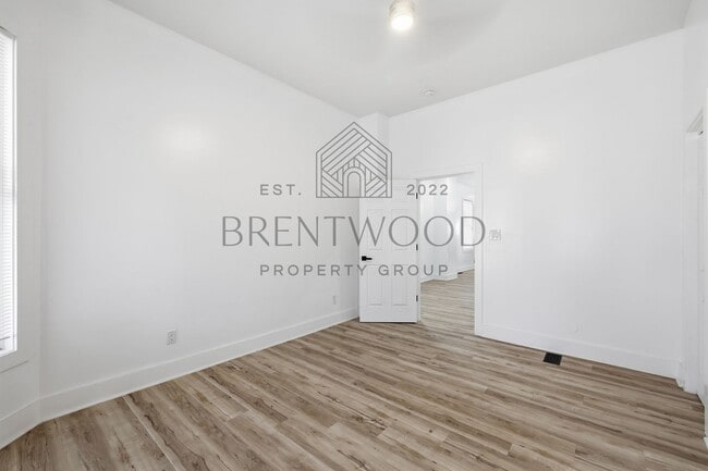 Building Photo - Contemporary 4bed/3bath with Private Yard