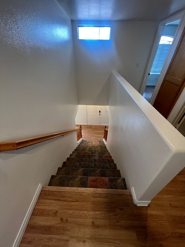 Building Photo - 3 bedrom 2.5 bath Gated Community Townhome with community  Pool, Spa & Private Garage
