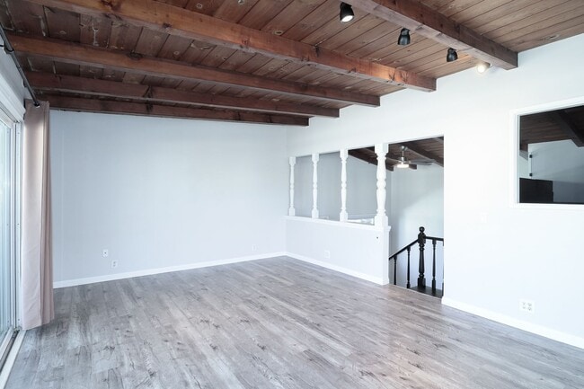 Building Photo - Renovated 2 Bed + 2 Bath with office space |Hollywood by the Sea | Oxnard | Unfurnished