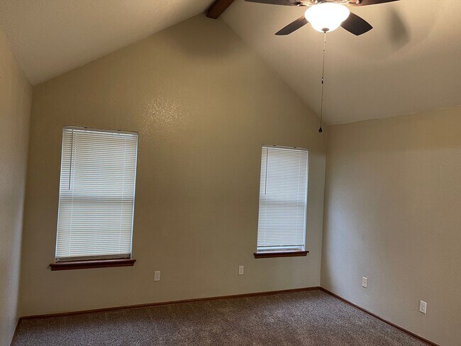 Building Photo - 3 bed, 2 bath w/ 2 car garage home for ren...