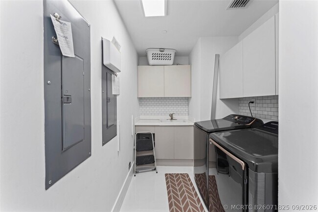 Building Photo - 5959 Collins Ave