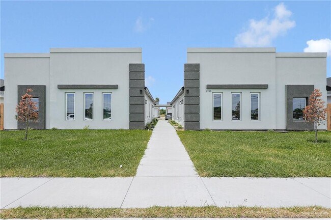Building Photo - 1233 Country Club Drive