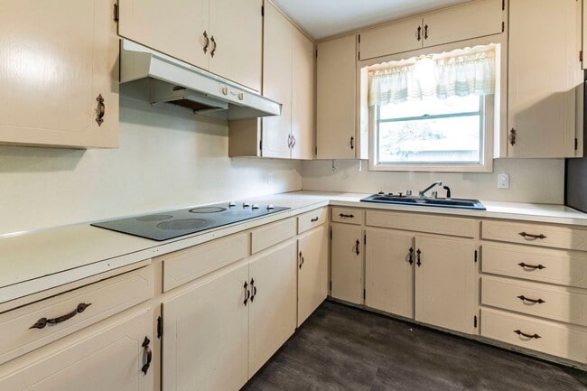Building Photo - 4 Bed 3 Bath Brick Home with Fenced Yard