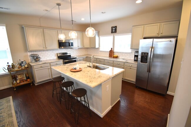 Building Photo - 8043 Rutland Village Dr