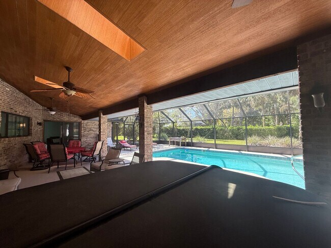 Building Photo - Beautiful 3 bedroom 2.5 bathroom pool home