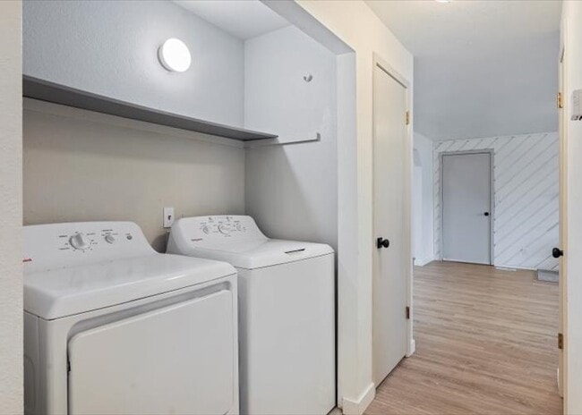 Building Photo - 1319 E Victory Rd