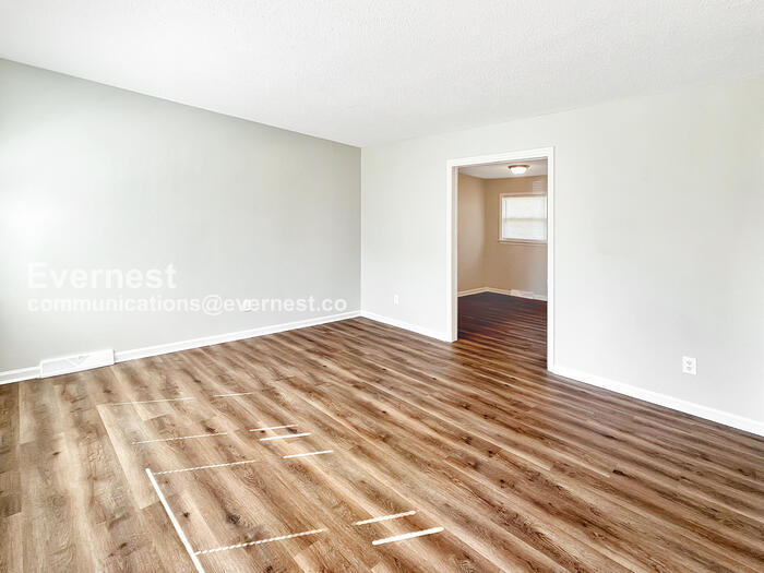 Building Photo - 425 Shallowood Ln