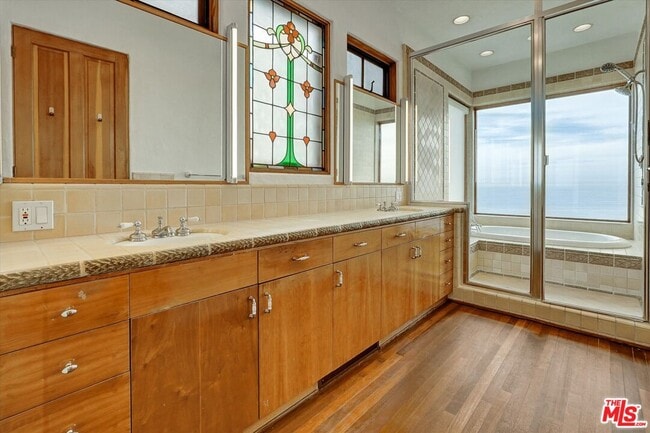 Building Photo - 3916 Rambla Orienta