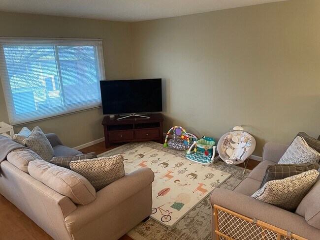 Building Photo - Beautifully updated Townhome in the West B...