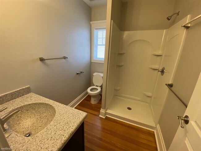 Building Photo - 6 br, 3 bath House - 517 Elm St