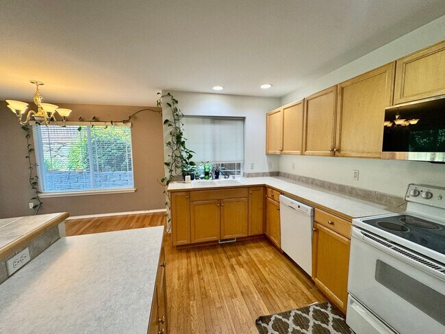 Building Photo - Bothell Townhouse