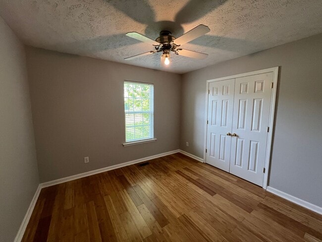 Building Photo - 3 BR 2 Bath home with 2 Car Garage and Hug...