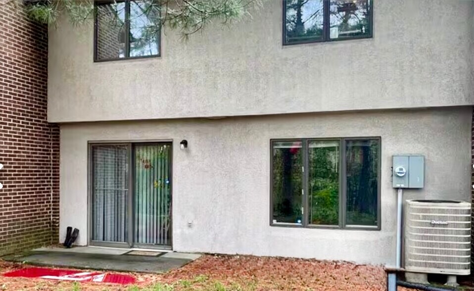 Large private area backyard - 334 Shenandoah Cir