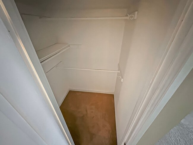 Building Photo - Charming 1 Bed 1 Bath Condo In Amenity-filled Fairlington Villages - Water Included