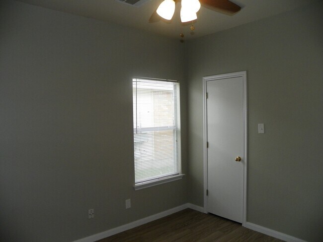 Building Photo - 133.135 Marvin Cove