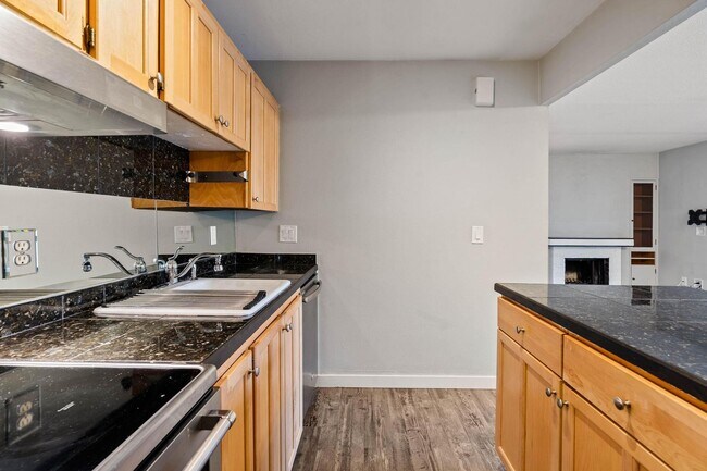 Building Photo - Spacious 1-bdrm/1-bath condo w/ 2 parking spaces. Balcony, fireplace, hot tub, & pool