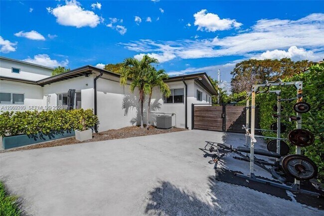 Building Photo - 3531 SW 1st Ave