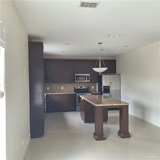 Building Photo - 9 Pineridge Ln