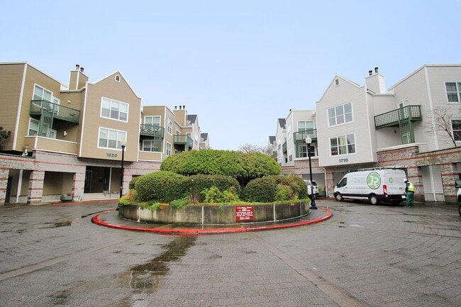 Building Photo - 1710 S Harbor Way