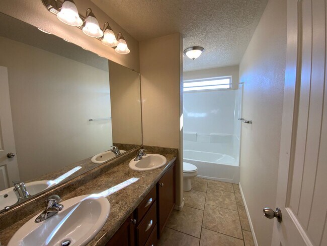 Building Photo - 4 Bedroom Home Available Near Golf Course ...