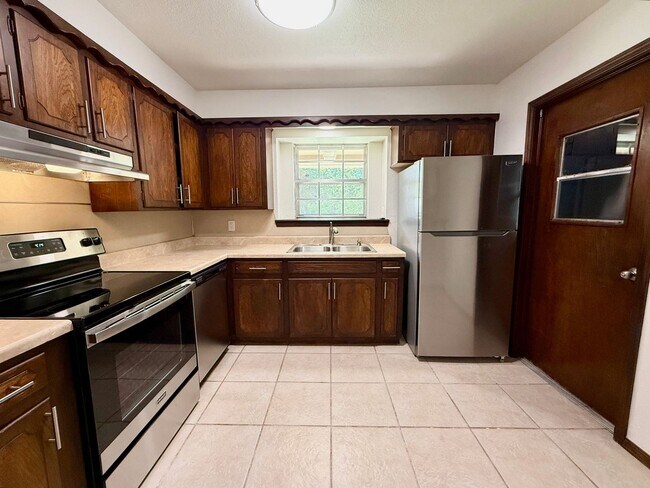 Building Photo - Very nice 3 bed 2 bath home - 1 mile from OU.